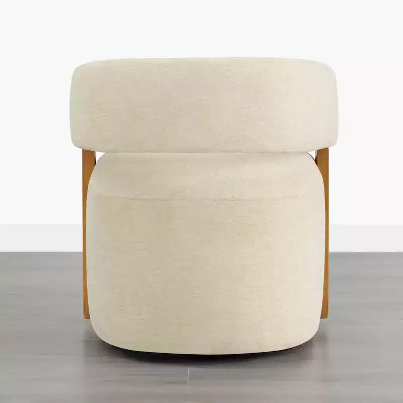Silla de comedor tapizada Spruce&Spring con reposabrazos de madera y ruedas ocultas
