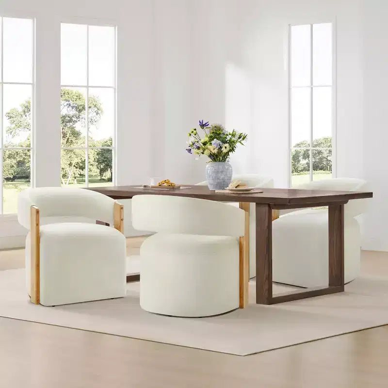 Silla de comedor tapizada Spruce&Spring con reposabrazos de madera y ruedas ocultas