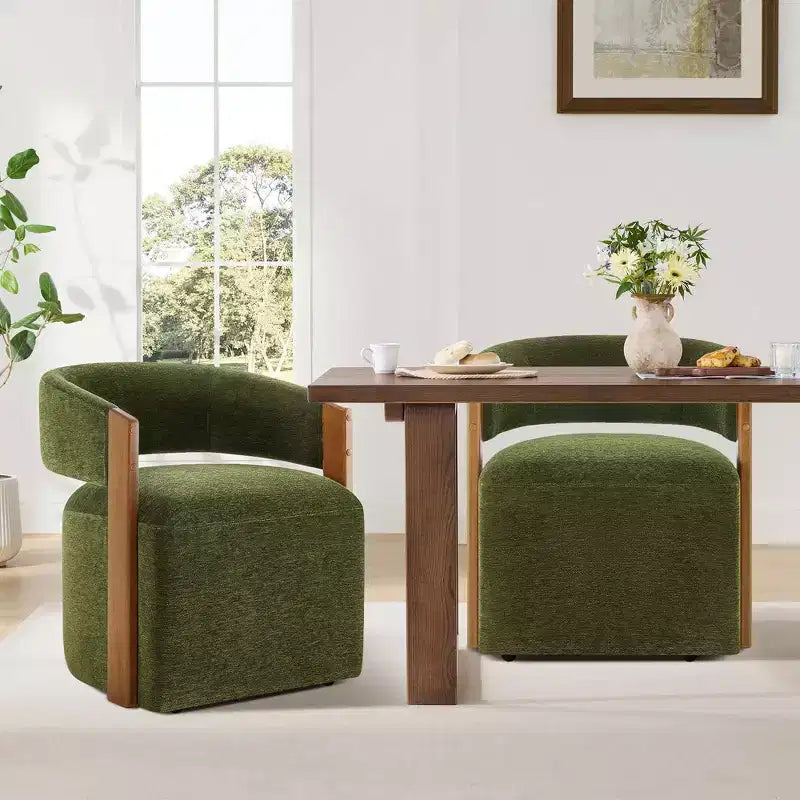 Silla de comedor tapizada Spruce&Spring con reposabrazos de madera y ruedas ocultas