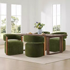 Silla de comedor tapizada Spruce&Spring con reposabrazos de madera y ruedas ocultas
