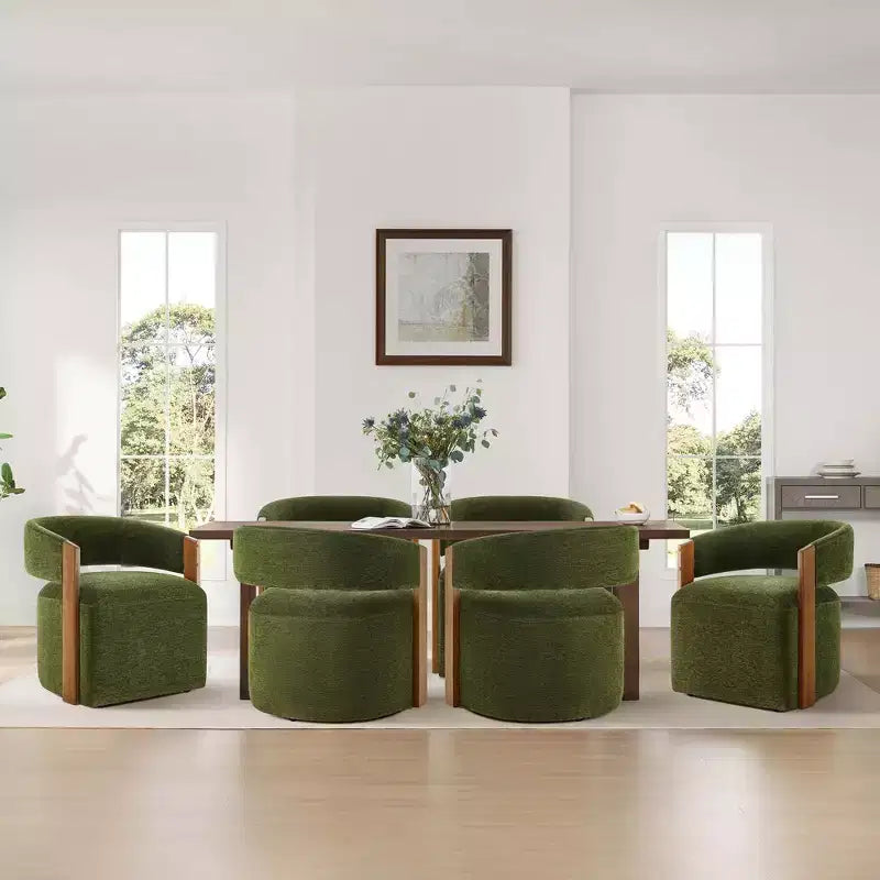 Silla de comedor tapizada Spruce&Spring con reposabrazos de madera y ruedas ocultas