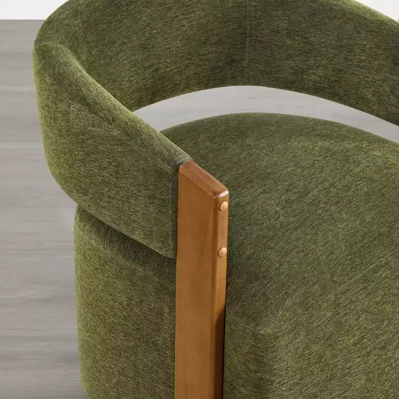 Silla de comedor tapizada Spruce&Spring con reposabrazos de madera y ruedas ocultas