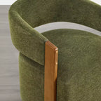 Silla de comedor tapizada Spruce&Spring con reposabrazos de madera y ruedas ocultas