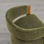 Silla de comedor tapizada Spruce&Spring con reposabrazos de madera y ruedas ocultas