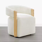 Silla de comedor tapizada Spruce&Spring con reposabrazos de madera y ruedas ocultas