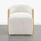 Silla de comedor tapizada Spruce&Spring con reposabrazos de madera y ruedas ocultas