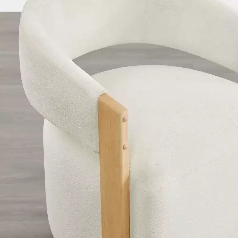 Silla de comedor tapizada Spruce&Spring con reposabrazos de madera y ruedas ocultas