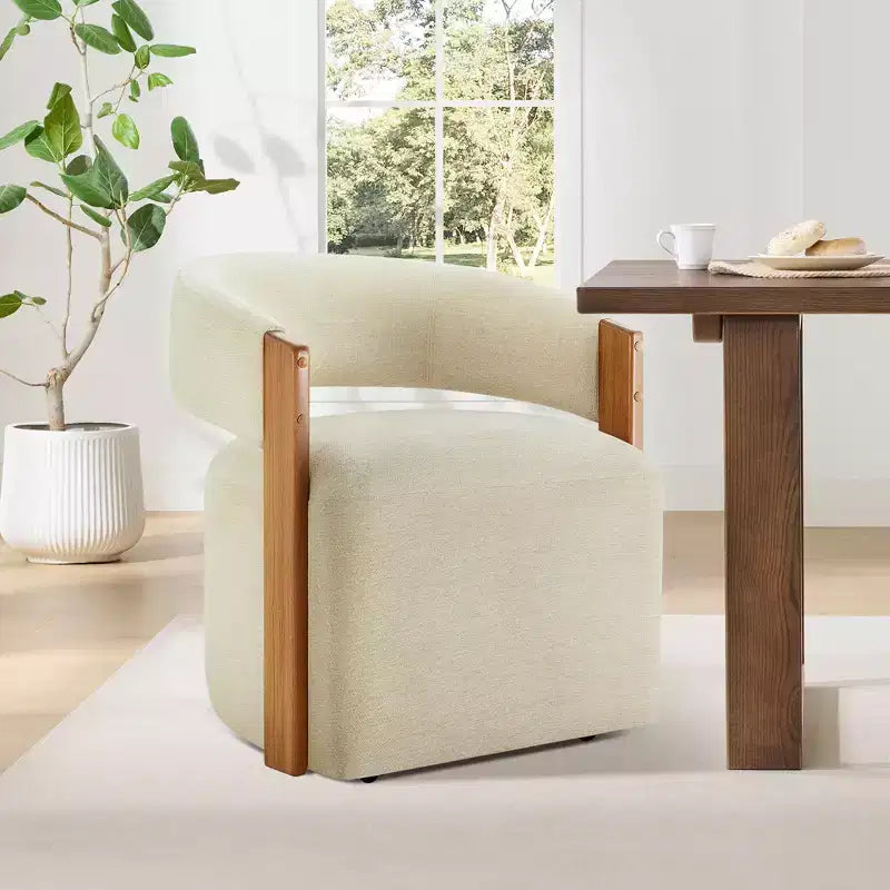 Silla de comedor tapizada Spruce&Spring con reposabrazos de madera y ruedas ocultas