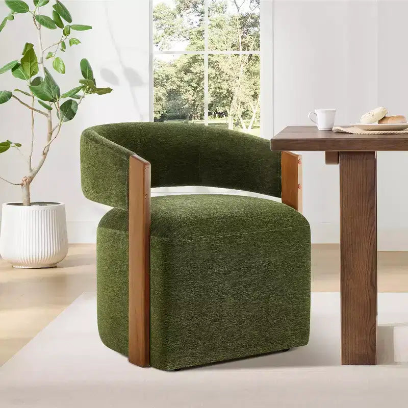 Silla de comedor tapizada Spruce&Spring con reposabrazos de madera y ruedas ocultas
