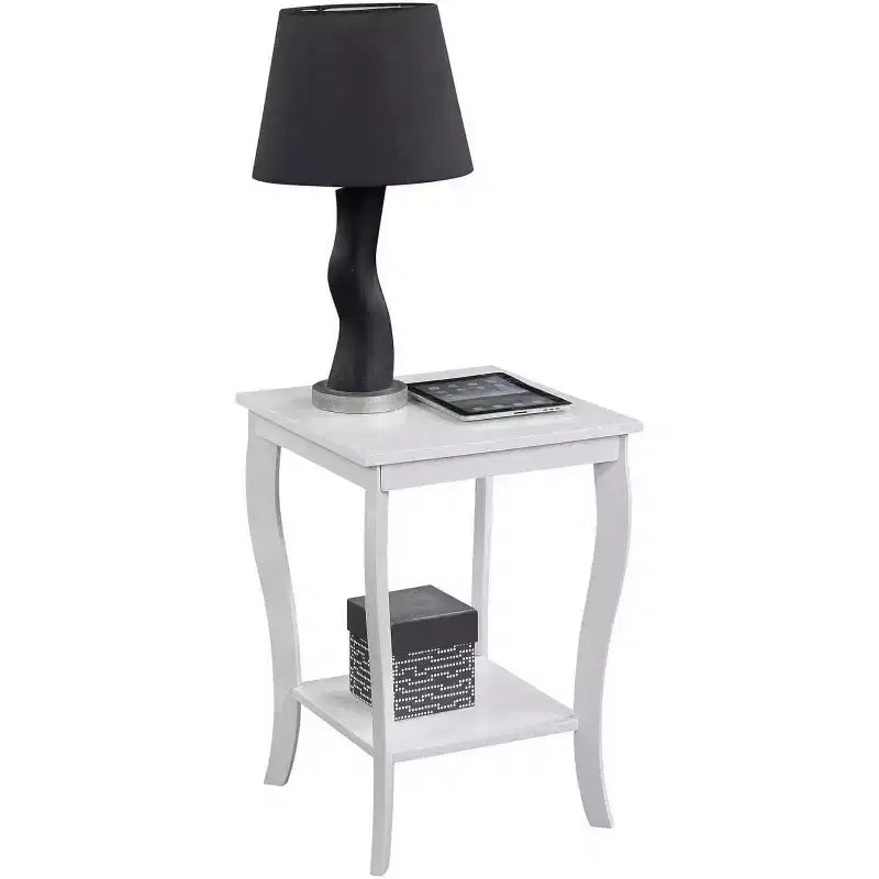 Mesa auxiliar cuadrada Belmont de HomeStock con amplios estantes de dos niveles, mesa auxiliar de transición perfecta para almacenamiento y una elegante decoración de sala de estar