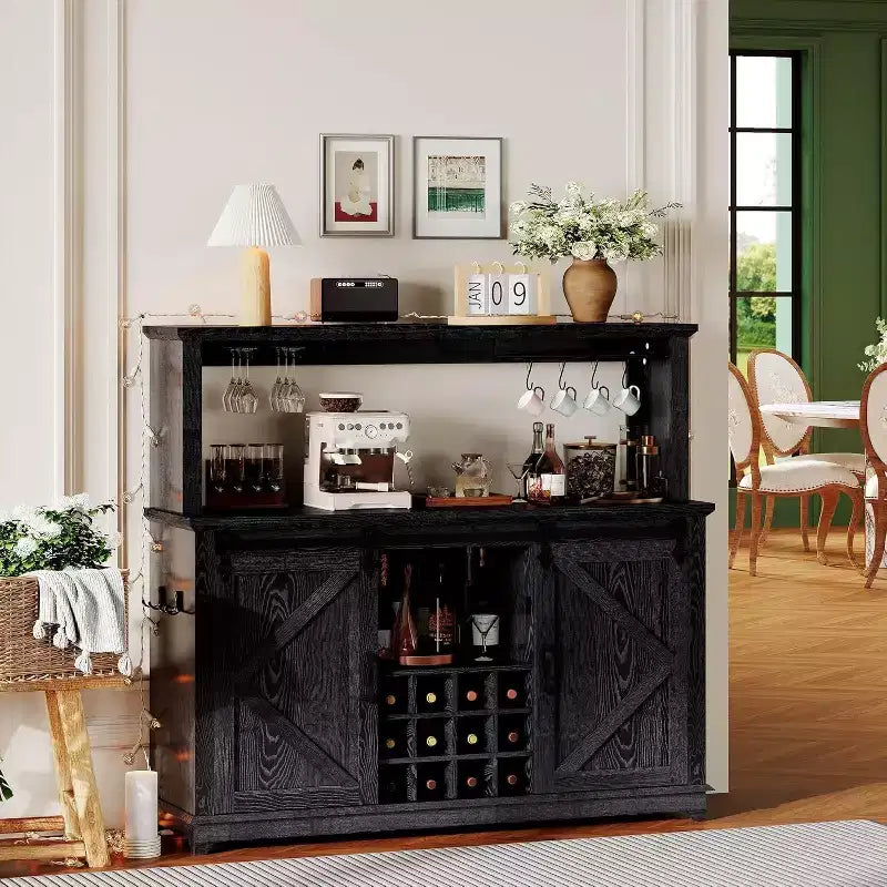 55 Armario de café tipo granja negro - Enchufe de corriente y luz LED, puerta corrediza tipo granero, botellero para 12 botellas, cajones de 2 niveles
