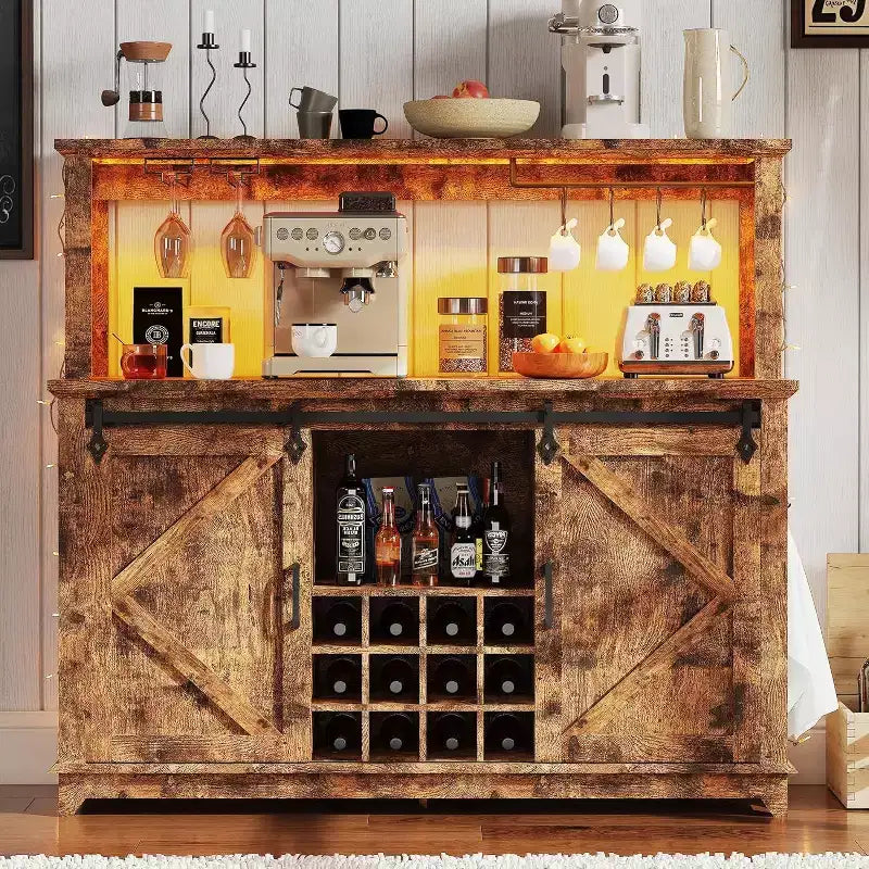 55 Armario de café tipo granja negro - Enchufe de corriente y luz LED, puerta corrediza tipo granero, botellero para 12 botellas, cajones de 2 niveles