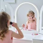 Tocador de lujo de madera Teamson Kids Glow con espejo LED, almacenamiento y taburete, blanco