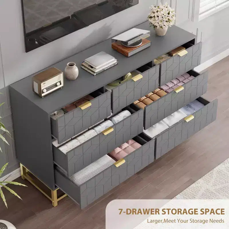 Cómoda para dormitorio, 7 cajones con tiradores y patas de metal dorado, cómoda moderna para armario