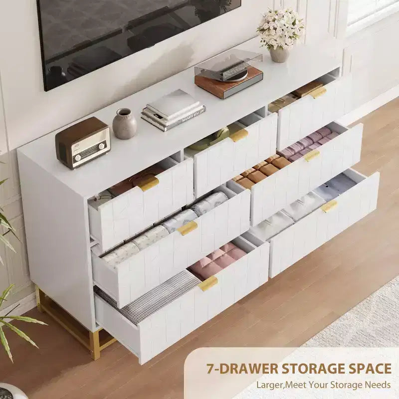 Cómoda para dormitorio, 7 cajones con tiradores y patas de metal dorado, cómoda moderna para armario