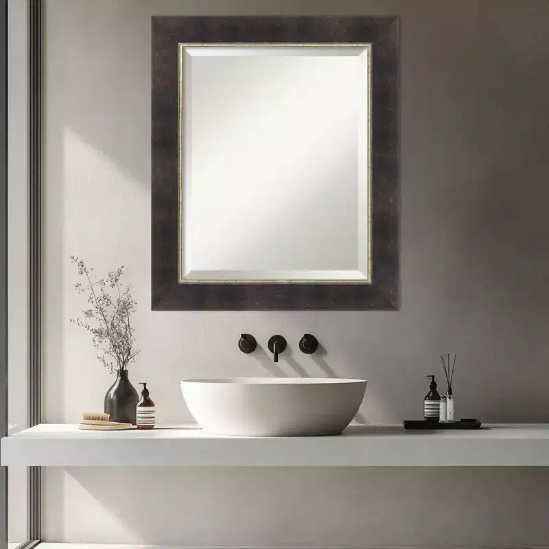 Espejo de pared de baño enmarcado de madera biselada Amanti Art Odin Bronce Antiguo