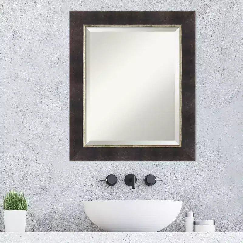 Espejo de pared de baño enmarcado de madera biselada Amanti Art Odin Bronce Antiguo