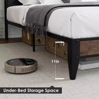 Marco de cama King con cabecero, cama tipo plataforma vintage con estación de carga y estante de almacenamiento, no necesita somier, gris y marrón