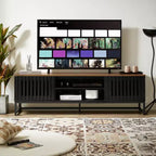 Mueble de TV Moderno de Temperatura Media de 63 Pulgadas | Puertas con Rejilla de Listones y Almacenamiento Ideal para Sala de Estar, Dormitorio y Centro de Entretenimiento