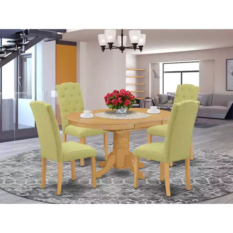 Mesa de comedor HomeStock de 5 piezas con tapa de madera maciza con acabado de roble natural ovalado y 4 sillas Parson con extensión de mariposa