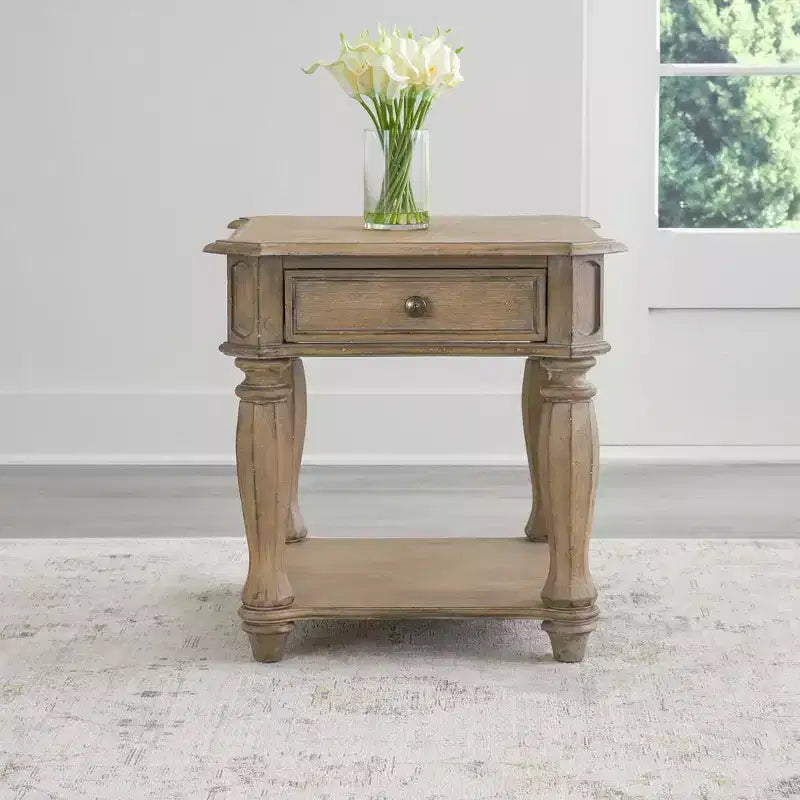 Liberty Furniture, Mesa auxiliar Magnolia Manor en bisque desgastado