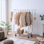 Okak Perchero de Doble Almacenamiento con Estantes, Perchero Independiente con Ruedas y Diseño Plegable, Recibidor para Salón, Dormitorio, Plateado