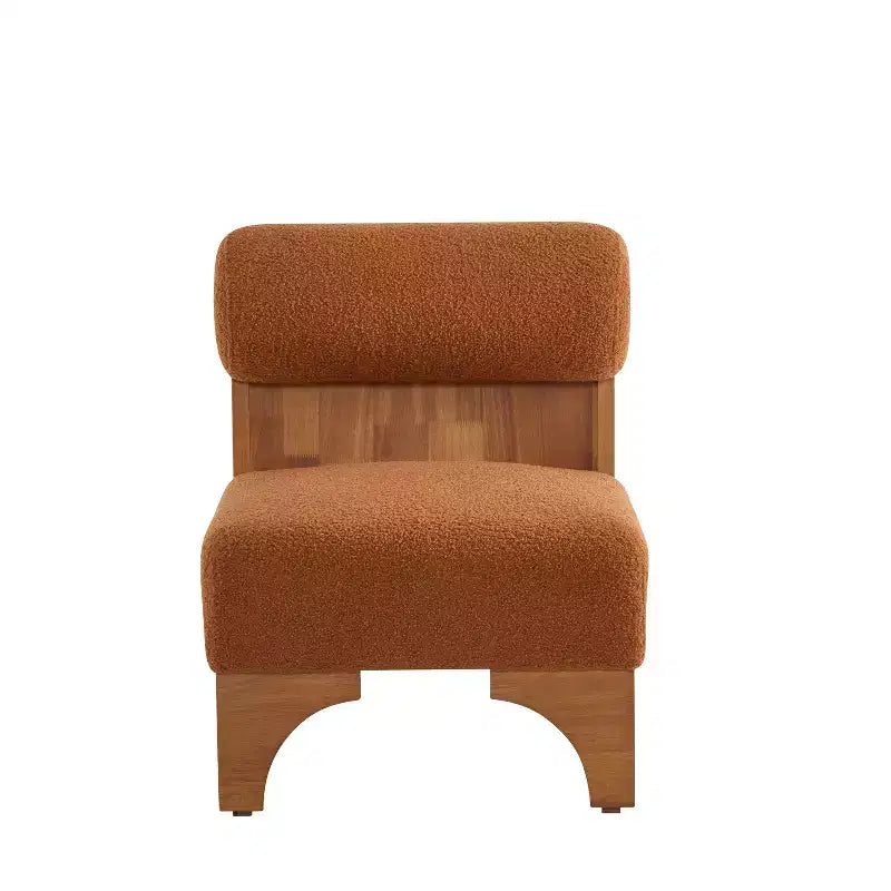 Sillón Homy Casa con respaldo enrollado y base de madera maciza, tapicería de bouclé
