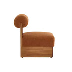 Sillón Homy Casa con respaldo enrollado y base de madera maciza, tapicería de bouclé