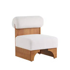 Sillón Homy Casa con respaldo enrollado y base de madera maciza, tapicería de bouclé