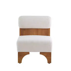 Sillón Homy Casa con respaldo enrollado y base de madera maciza, tapicería de bouclé