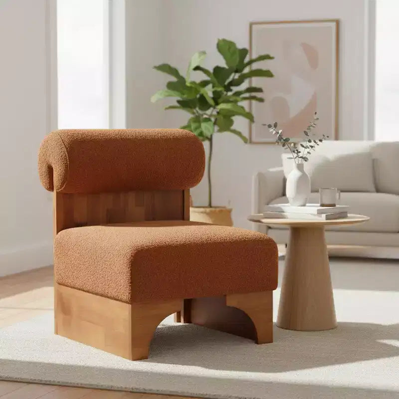Sillón Homy Casa con respaldo enrollado y base de madera maciza, tapicería de bouclé