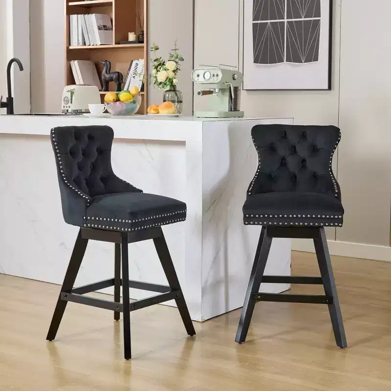 Set de 2 taburetes de bar giratorios Okak, taburetes tapizados en terciopelo con botones y adornos de cromo, taburetes de altura de mostrador de estilo informal