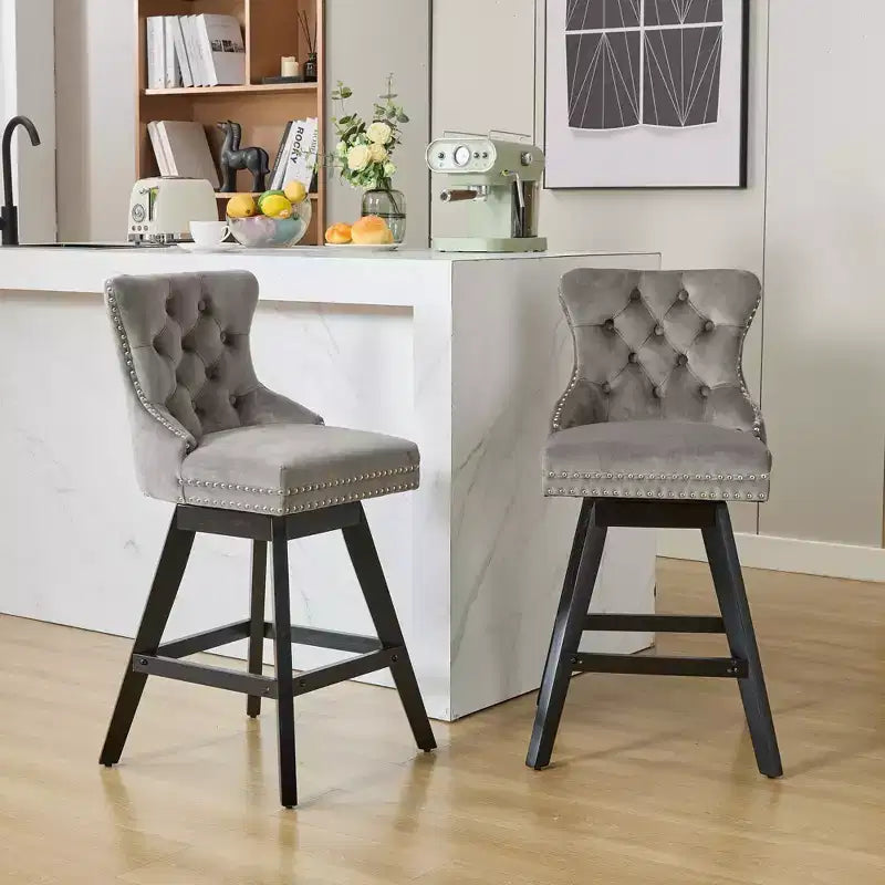 Set de 2 taburetes de bar giratorios Okak, taburetes tapizados en terciopelo con botones y adornos de cromo, taburetes de altura de mostrador de estilo informal