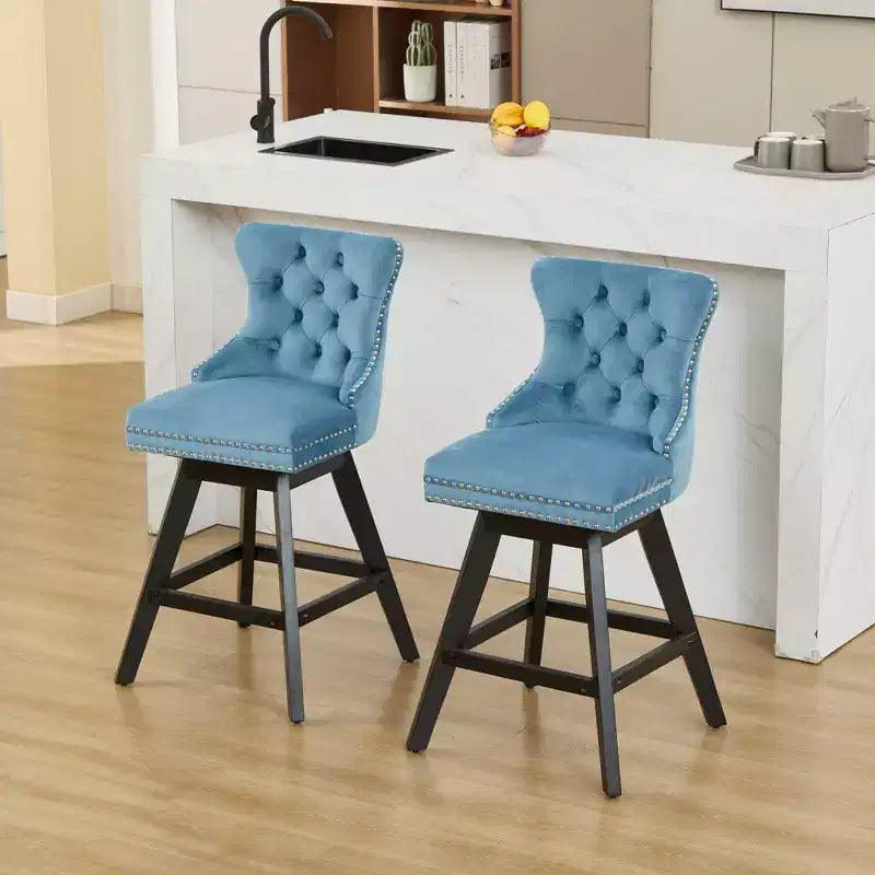 Set de 2 taburetes de bar giratorios Okak, taburetes tapizados en terciopelo con botones y adornos de cromo, taburetes de altura de mostrador de estilo informal