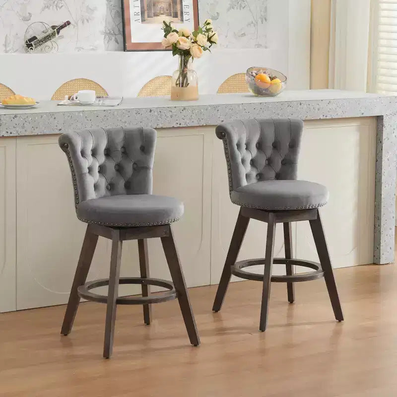 Taburetes de barra Okak de 26 pulgadas, juego de 2 con giro de 360 grados, taburetes de bar tapizados de terciopelo con respaldo capitoné y patas de madera para isla de cocina, barra de bar para el hogar