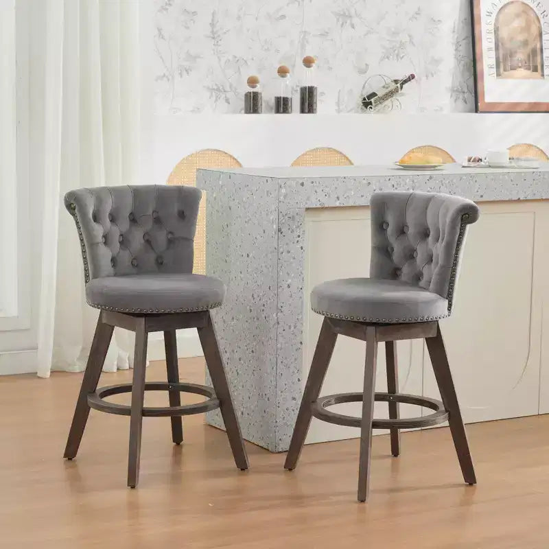 Taburetes de barra Okak de 26 pulgadas, juego de 2 con giro de 360 grados, taburetes de bar tapizados de terciopelo con respaldo capitoné y patas de madera para isla de cocina, barra de bar para el hogar