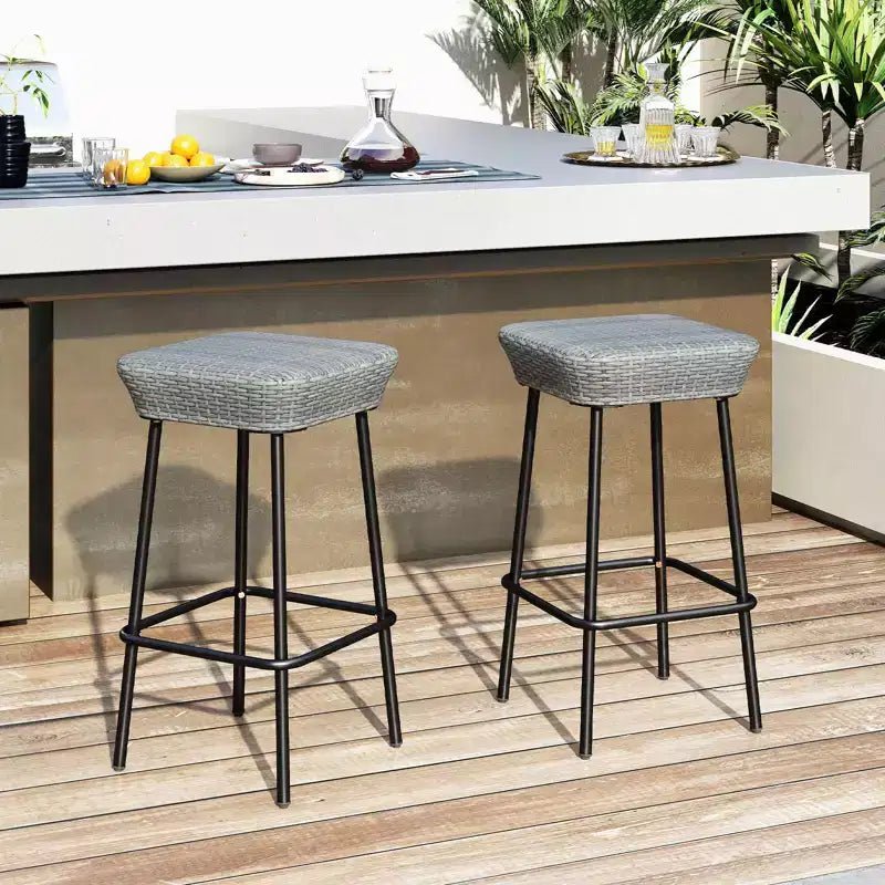 Costway Juego de 4 taburetes de bar de metal de 75 cm con asiento de ratán y reposapiés para jardín
