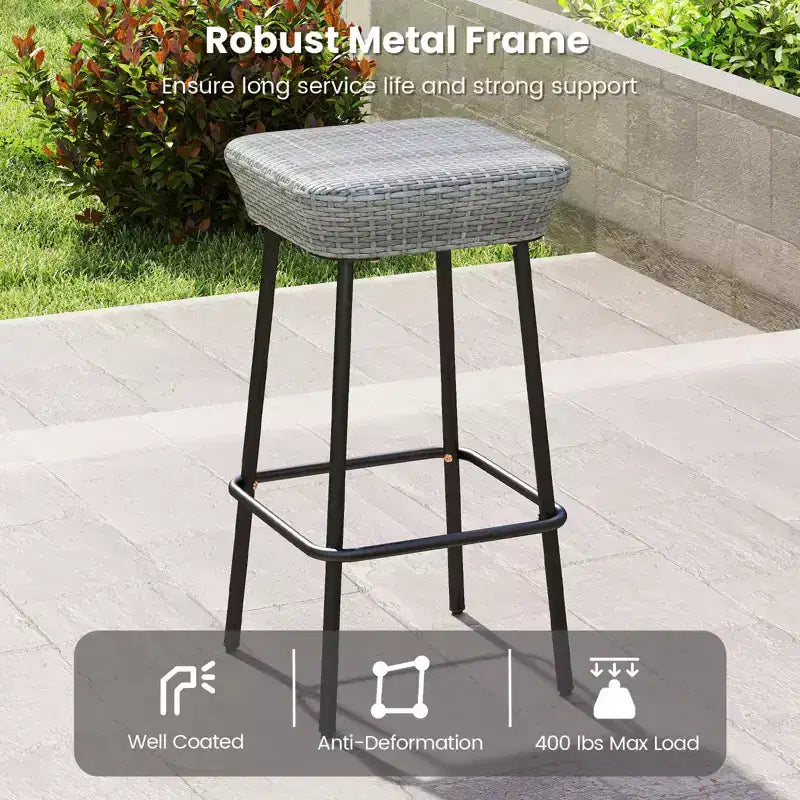 Costway Juego de 4 taburetes de bar de metal de 75 cm con asiento de ratán y reposapiés para jardín