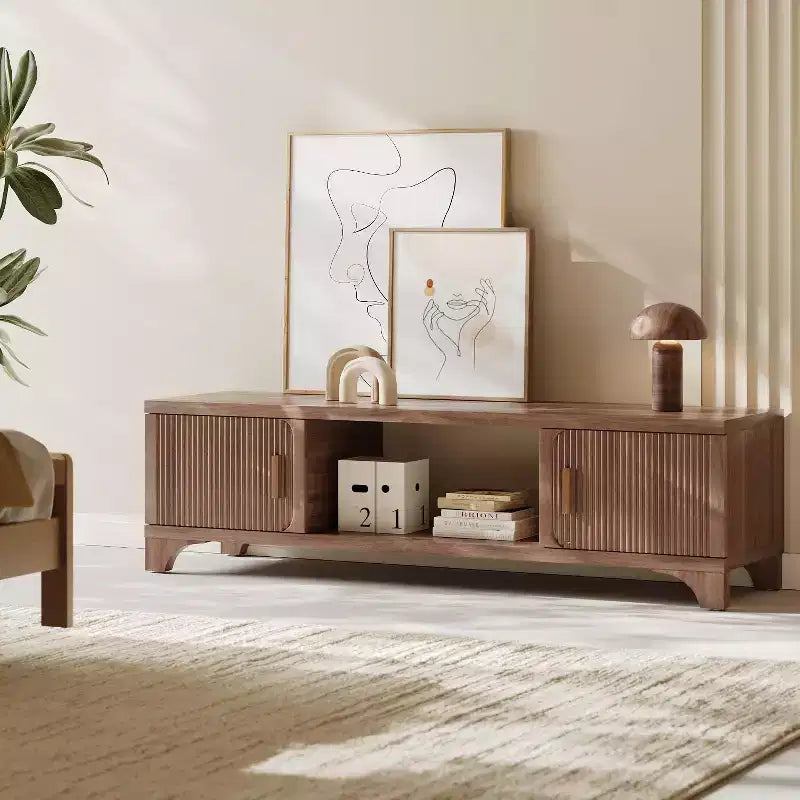 Mueble de TV SUGIFT moderno de mediados de siglo para televisores de 55-65 pulgadas, consola multimedia bohemia con puertas acanaladas, gabinetes de almacenamiento y estante abierto