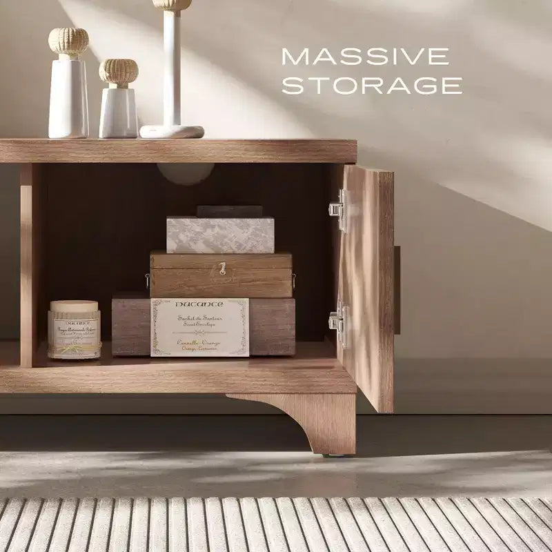 Mueble de TV SUGIFT moderno de mediados de siglo para televisores de 55-65 pulgadas, consola multimedia bohemia con puertas acanaladas, gabinetes de almacenamiento y estante abierto