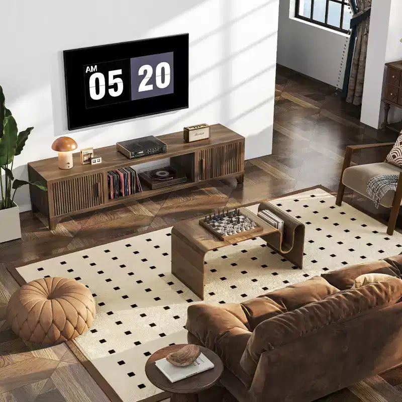 Mueble de TV SUGIFT moderno de mediados de siglo para televisores de 55-65 pulgadas, consola multimedia bohemia con puertas acanaladas, gabinetes de almacenamiento y estante abierto