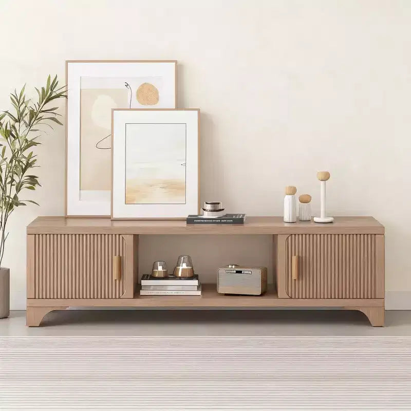 Mueble de TV SUGIFT moderno de mediados de siglo para televisores de 55-65 pulgadas, consola multimedia bohemia con puertas acanaladas, gabinetes de almacenamiento y estante abierto