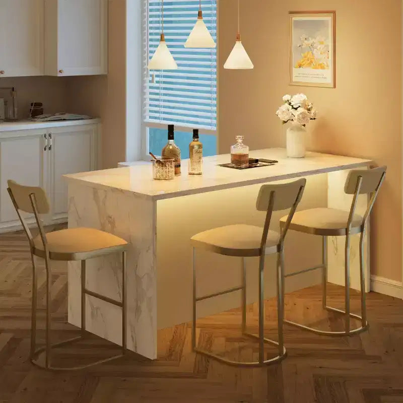 Juego de 4 taburetes de bar, taburetes de bar de altura de encimera con respaldo alto con tapicería de terciopelo blanco y patas de metal dorado, taburetes de isla de cocina acolchados suaves, sillas de bar
