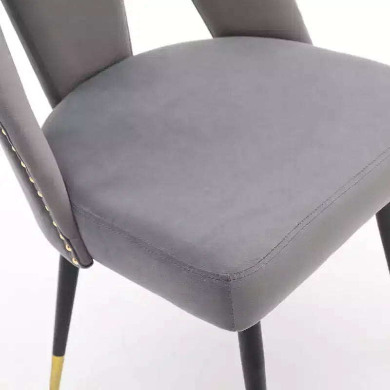 Juego de 2 sillas de comedor tapizadas en terciopelo, sillas decorativas con ribete de tachuelas y patas de metal negro con punta dorada para cocina o comedor - Panipeachy
