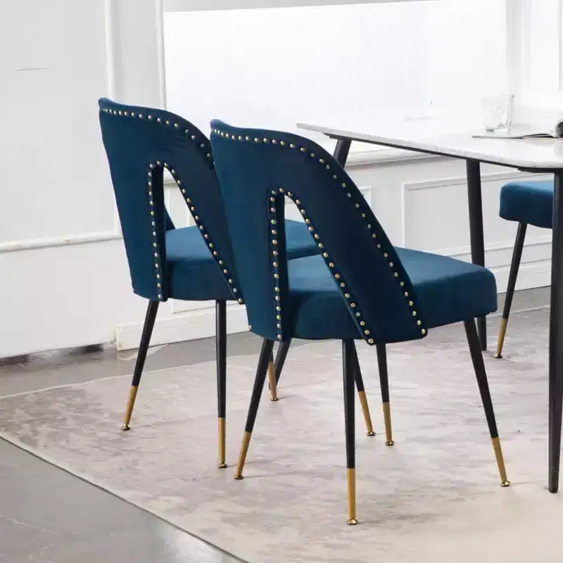 Juego de 2 sillas de comedor tapizadas en terciopelo, sillas decorativas con ribete de tachuelas y patas de metal negro con punta dorada para cocina o comedor - Panipeachy