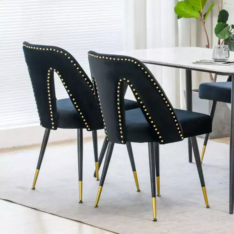 Juego de 2 sillas de comedor tapizadas en terciopelo, sillas decorativas con ribete de tachuelas y patas de metal negro con punta dorada para cocina o comedor - Panipeachy