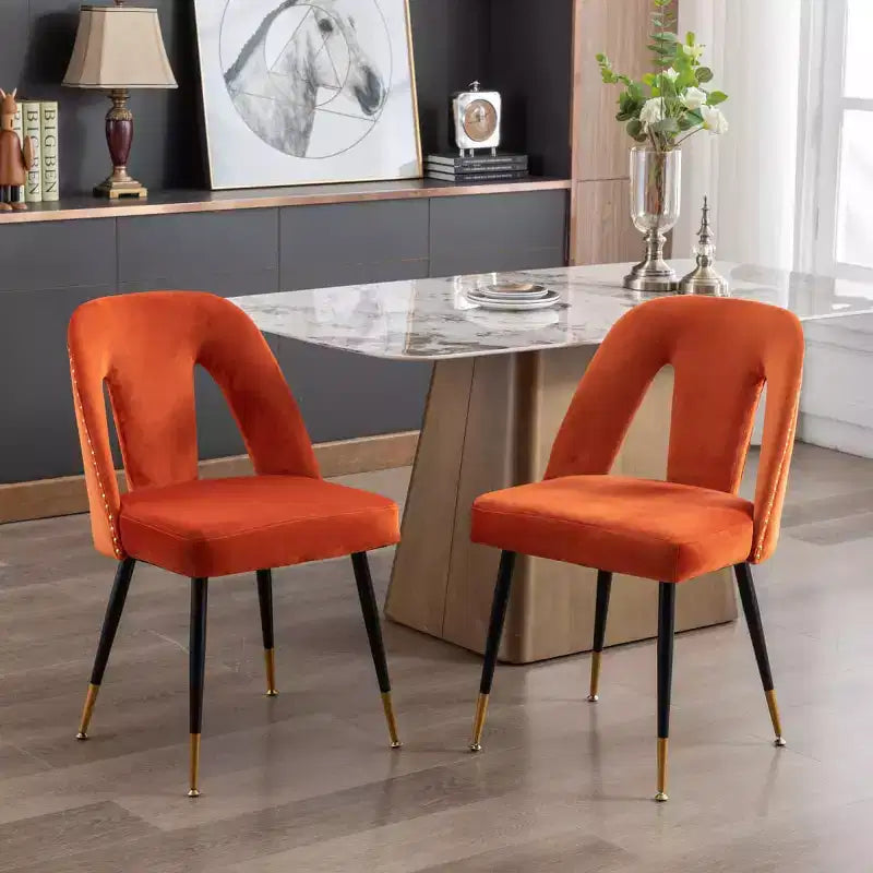 Juego de 2 sillas de comedor tapizadas en terciopelo, sillas decorativas con ribete de tachuelas y patas de metal negro con punta dorada para cocina o comedor - Panipeachy