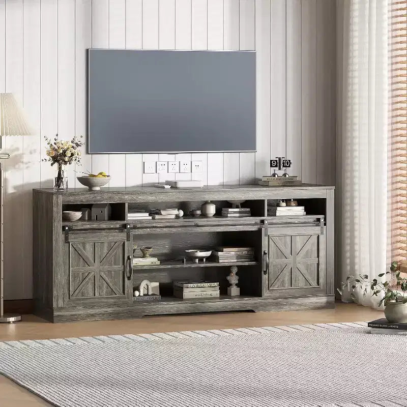 Mueble para TV de granja para televisores de 75 pulgadas con almacenamiento semiabierto, estante ajustable y puertas corredizas, consola multimedia de 66 pulgadas para sala de estar