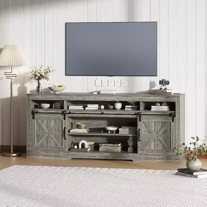 Mueble para TV de granja para televisores de 75 pulgadas con almacenamiento semiabierto, estante ajustable y puertas corredizas, consola multimedia de 66 pulgadas para sala de estar