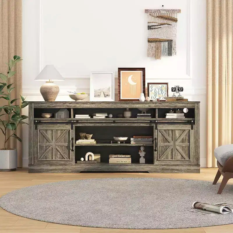 Mueble para TV de granja para televisores de 75 pulgadas con almacenamiento semiabierto, estante ajustable y puertas corredizas, consola multimedia de 66 pulgadas para sala de estar